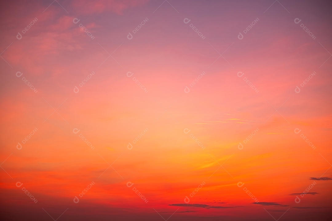 Lindas e luxuosas nuvens douradas alaranjadas com gradiente suave e luz do sol no céu azul perfeitas para o fundo