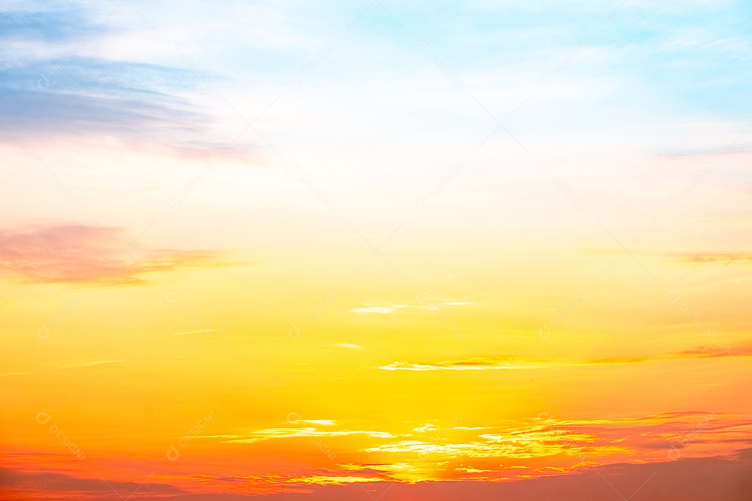 Lindas e luxuosas nuvens douradas alaranjadas com gradiente suave e luz do sol no céu azul perfeitas para o fundo
