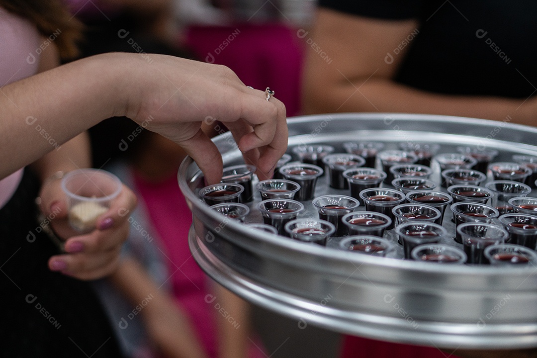 Bandeja com copos de vinhos para ceia na igreja