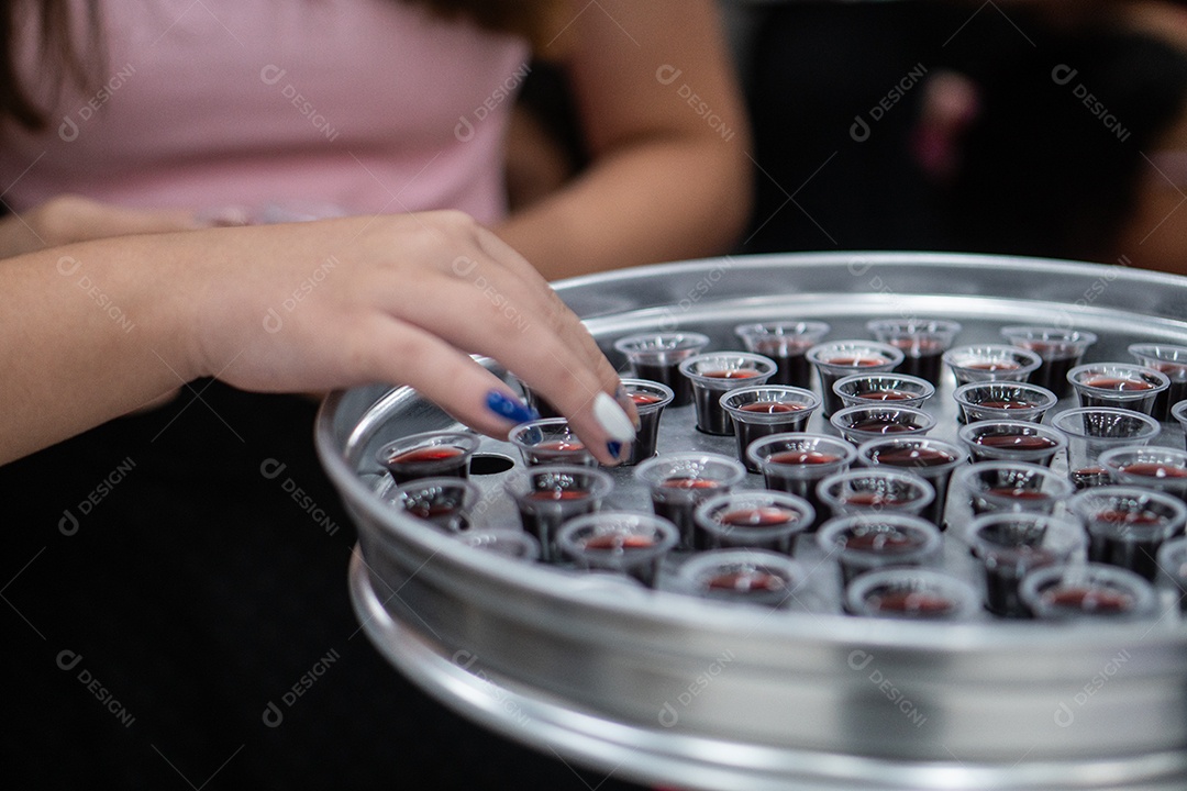 Bandeja com copos de vinhos para ceia na igreja