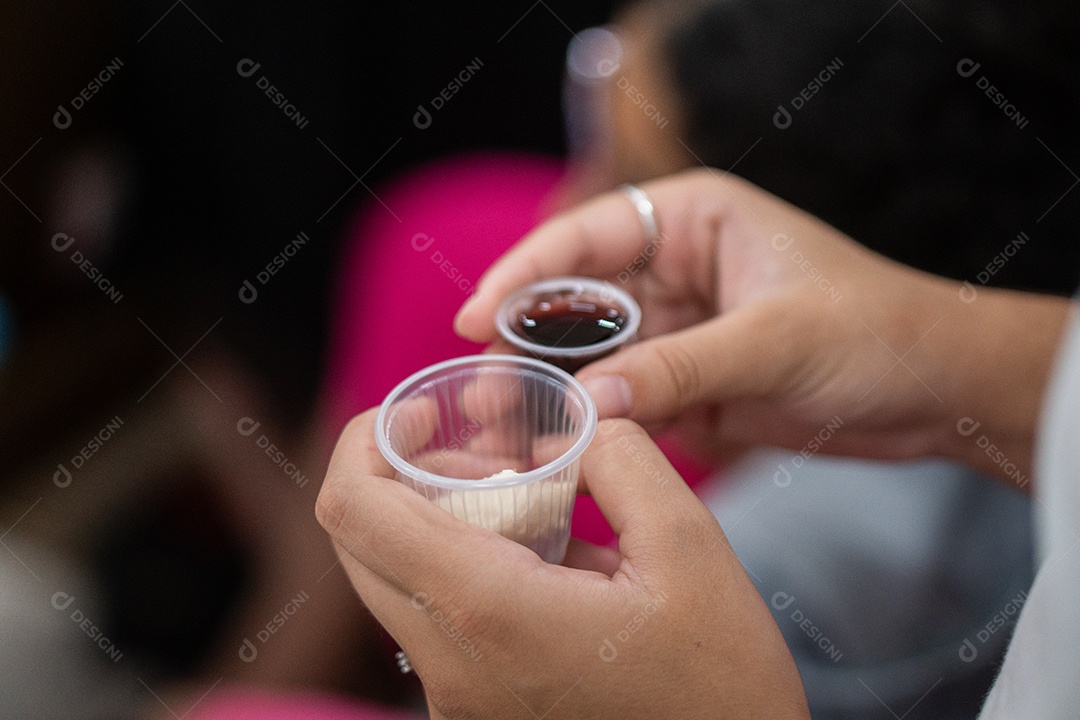 Mão segurando pão e vinho na igreja