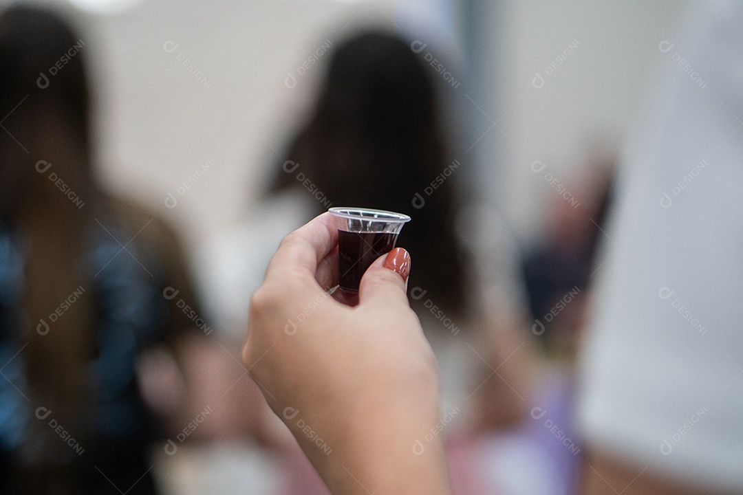 Mão de uma mulher tomando ceia na igreja