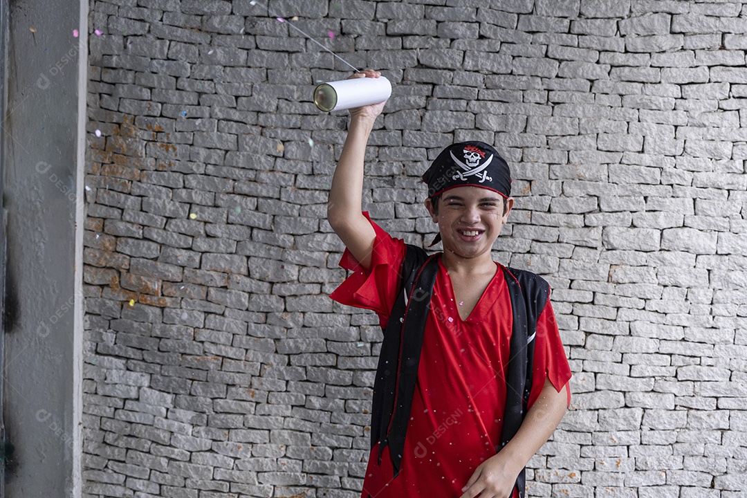 Menino fantasiado e com spray na mão