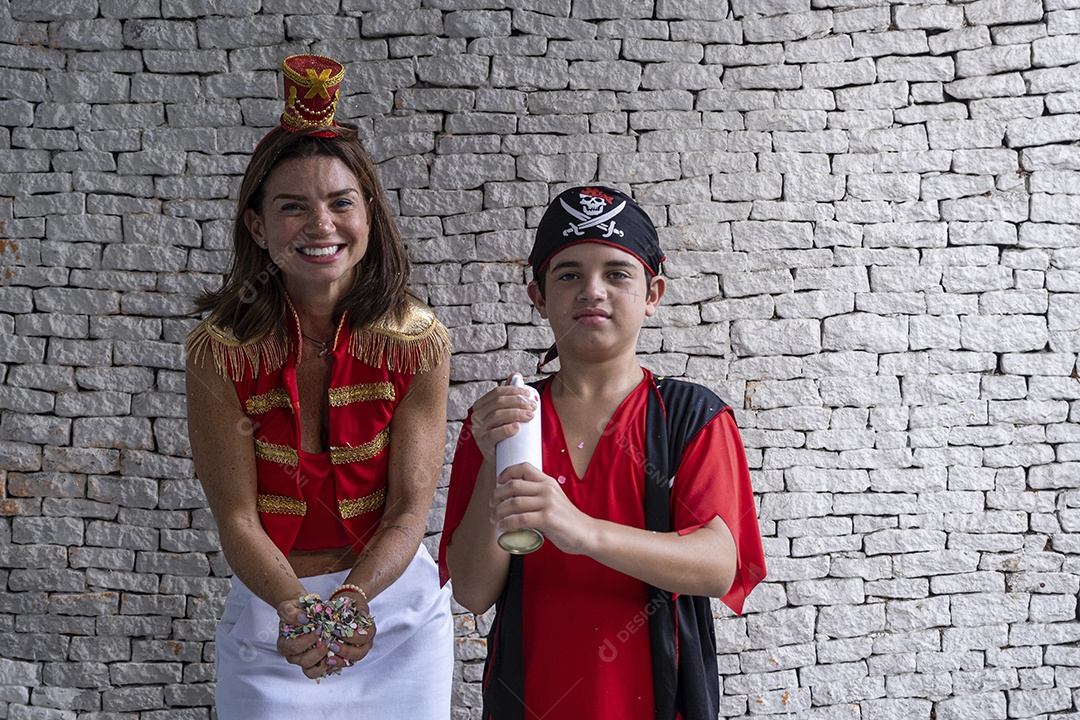 Mãe e filho fantasiados para o carnaval
