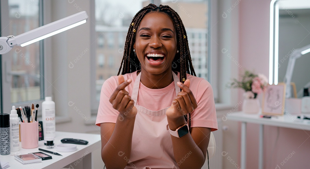 Retrato realista de mulher linda sorridente sobre uma clinica de estética