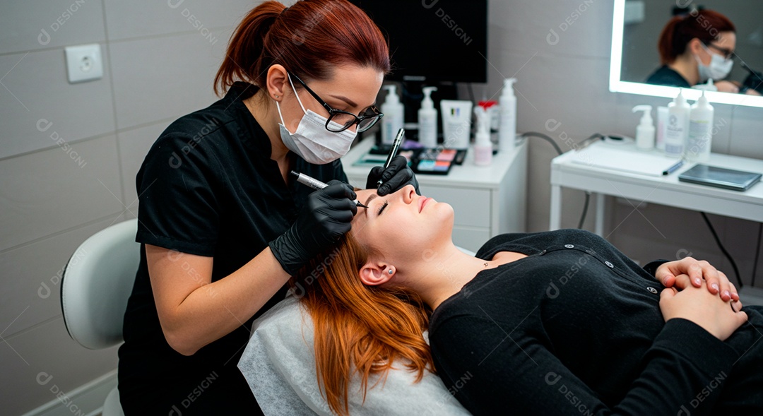 Mulher sobre clinica de estética fazendo sobrancelha