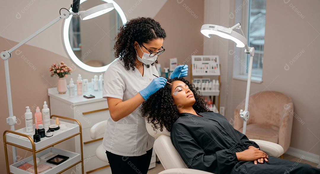 Mulher sobre clinica de estética fazendo sobrancelha