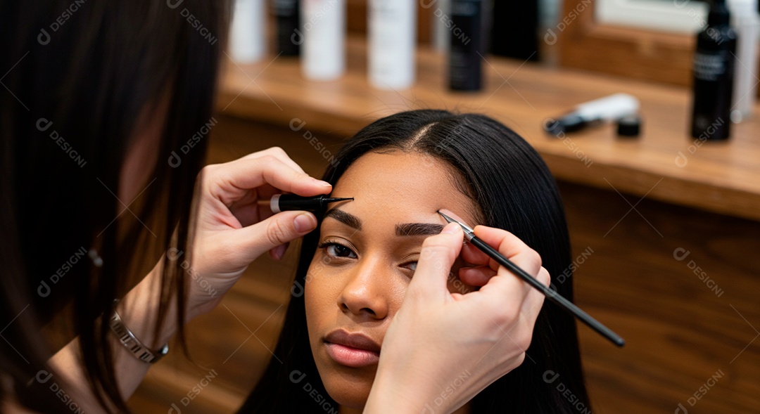 Mulher sobre clinica de estética fazendo sobrancelha