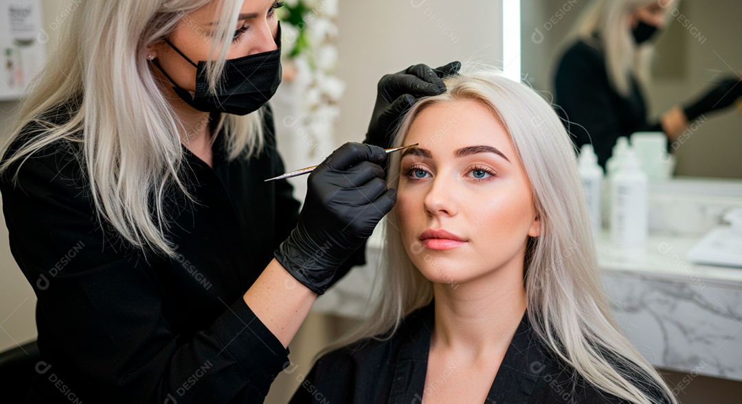 Mulher sobre clinica de estética fazendo sobrancelha