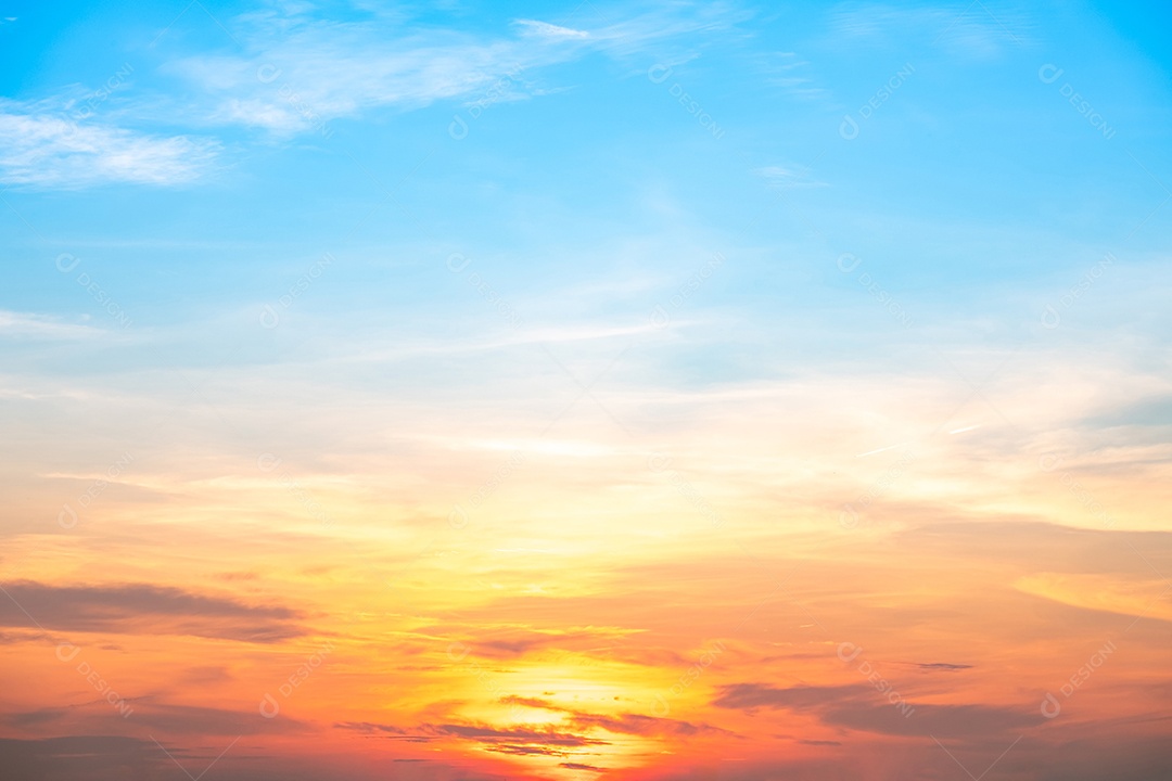 Lindas e luxuosas nuvens douradas alaranjadas com gradiente suave e luz do sol no céu azul perfeitas para o fundo
