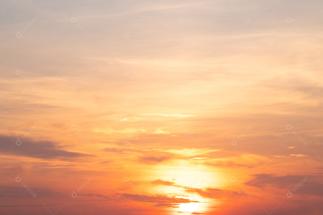 Lindas e luxuosas nuvens douradas alaranjadas com gradiente suave e luz do sol no céu azul perfeitas para o fundo