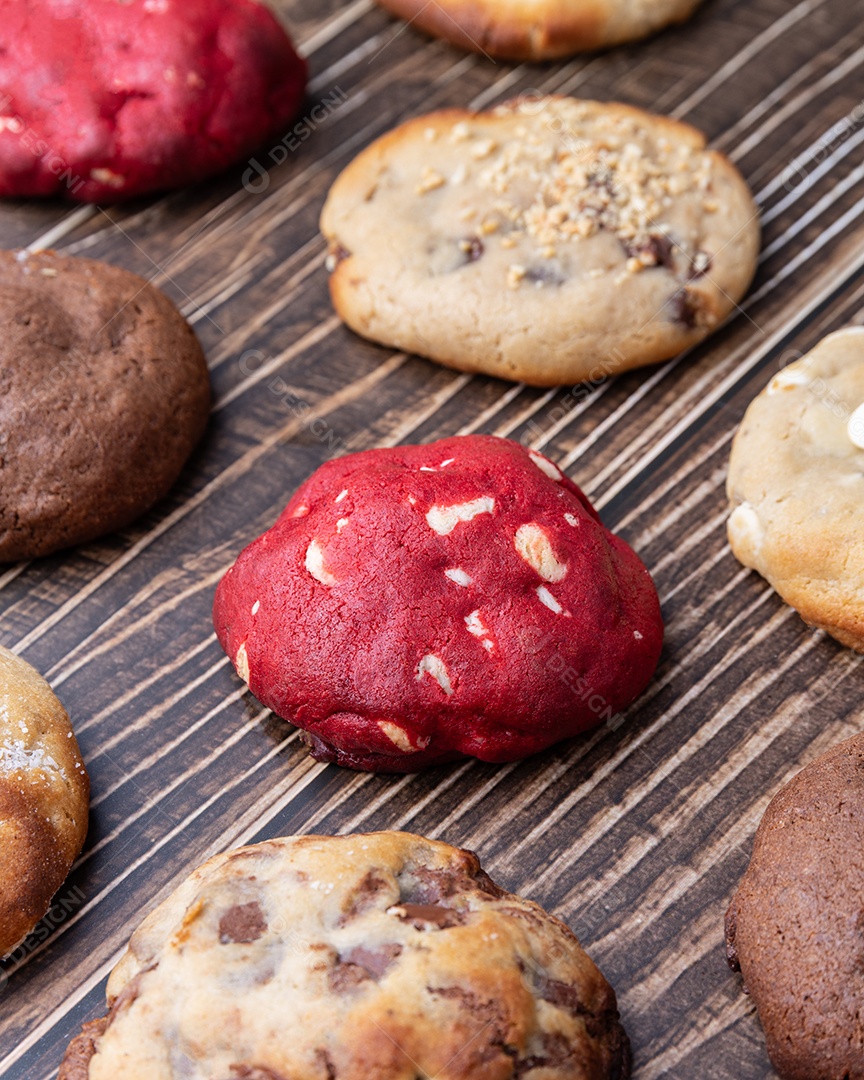 A imagem mostra diversos cookies ou biscoitos, alguns com massa de chocolate