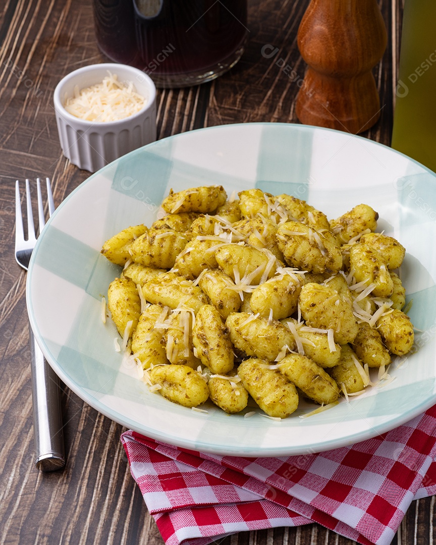 A imagem mostra um prato de nhoque, uma massa italiana tradicional