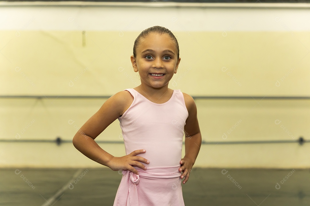 Linda menina sorridente praticando balé sobre escola de dança