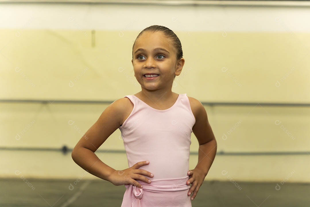 Linda menina sorridente praticando balé sobre escola de dança