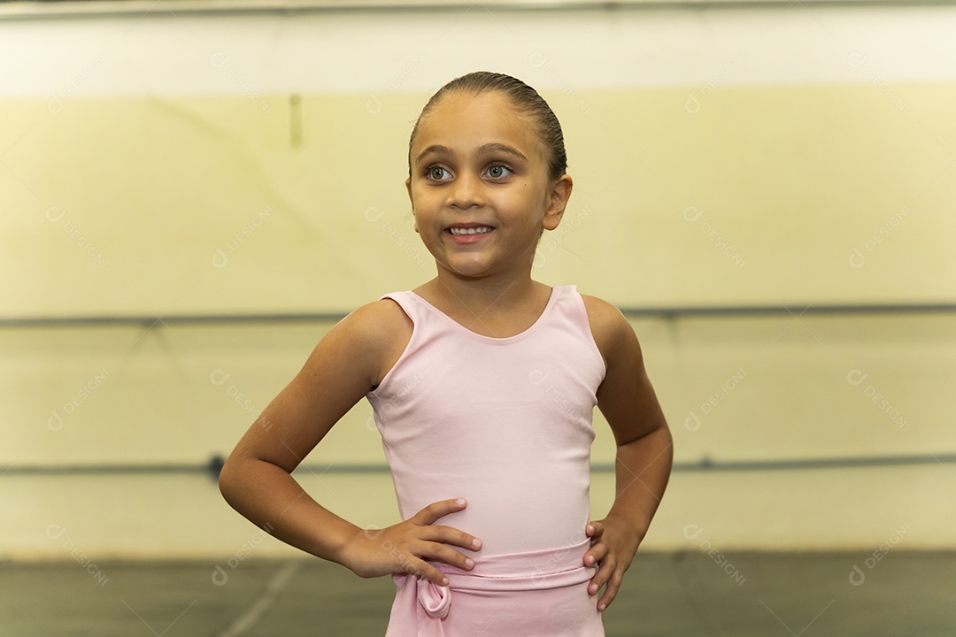 Linda menina sorridente praticando balé sobre escola de dança