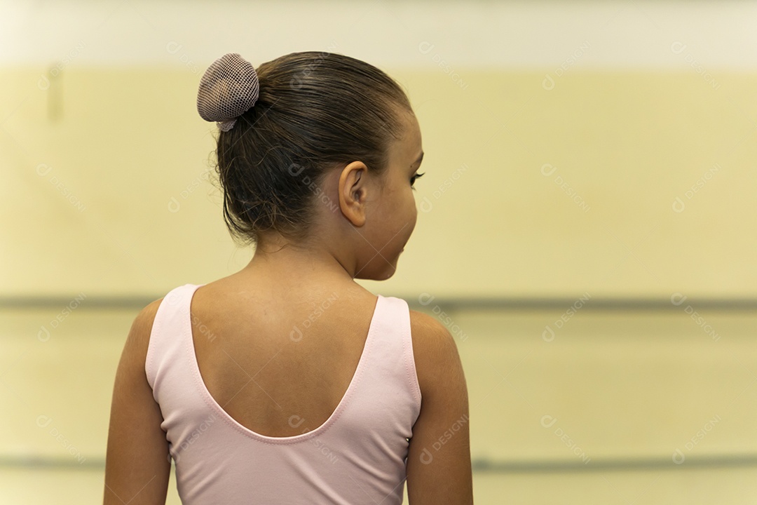 Linda menina sorridente praticando balé sobre escola de dança