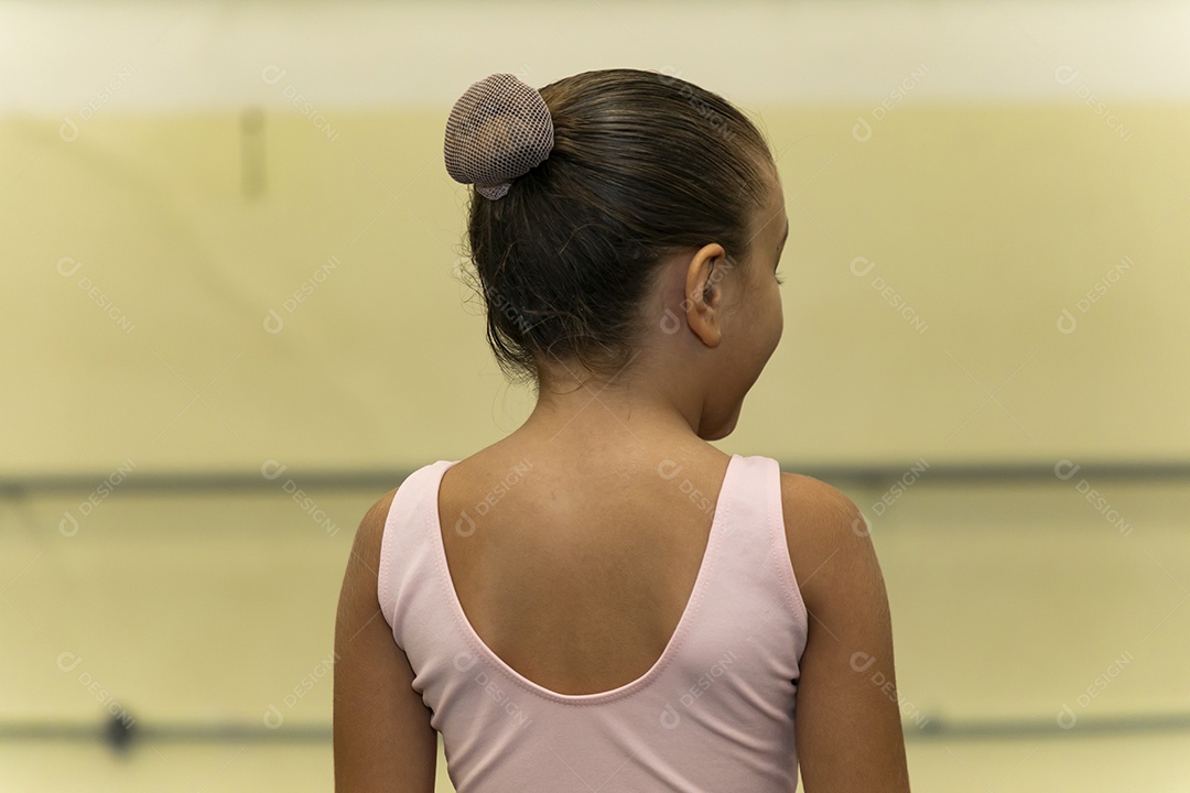 Linda menina sorridente praticando balé sobre escola de dança