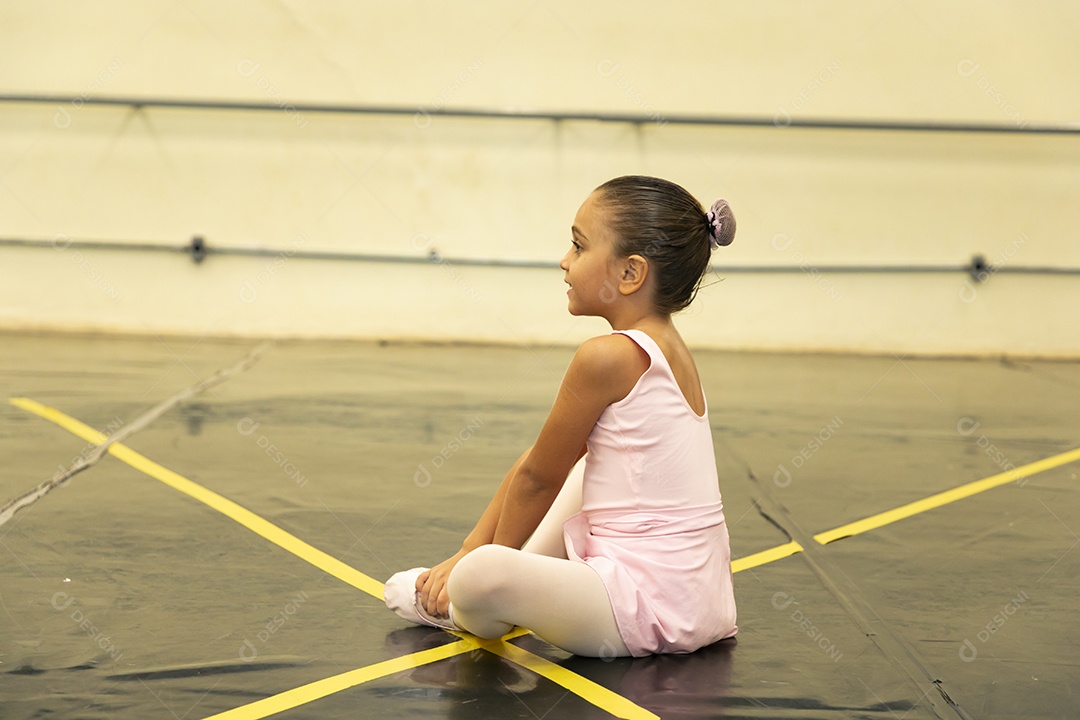 Linda menina sorridente praticando balé sobre escola de dança