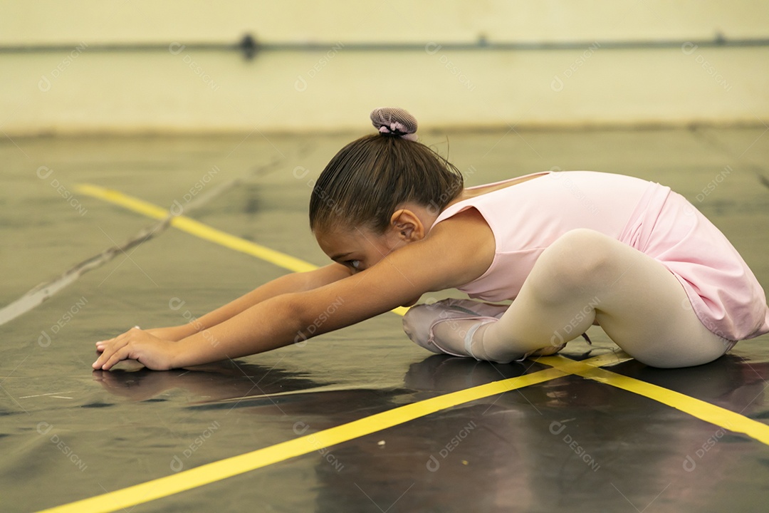 Linda menina sorridente praticando balé sobre escola de dança