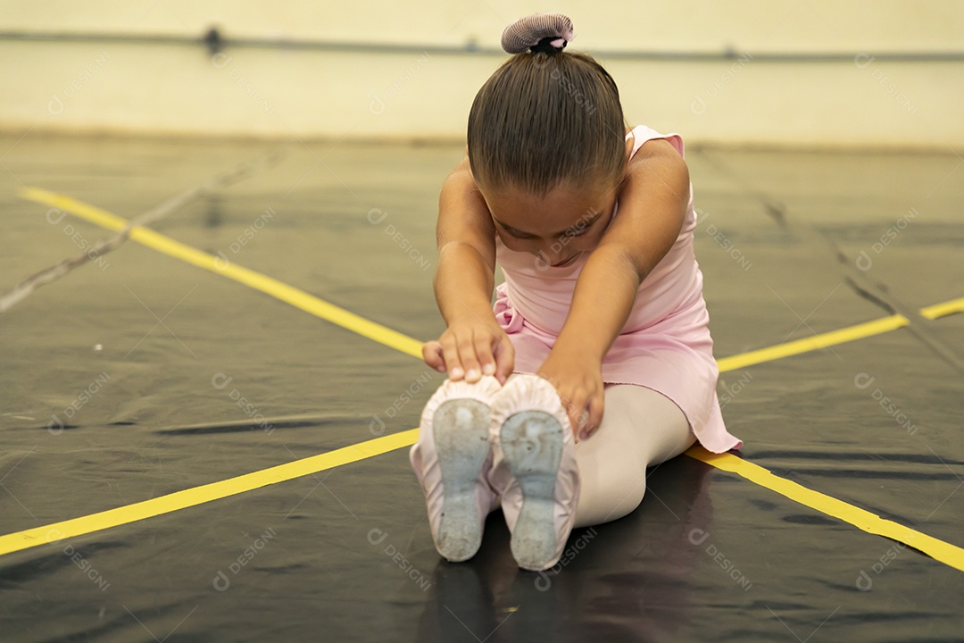 Linda menina sorridente praticando balé sobre escola de dança