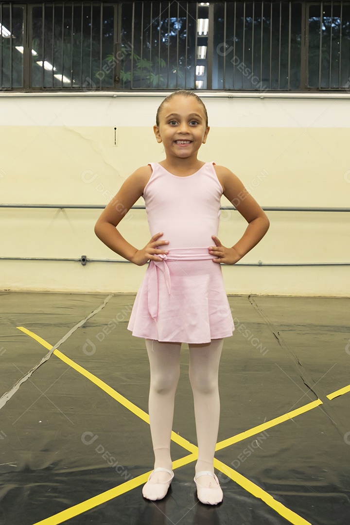 Linda menina sorridente praticando balé sobre escola de dança