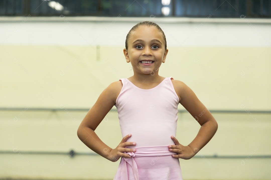 Linda menina sorridente praticando balé sobre escola de dança