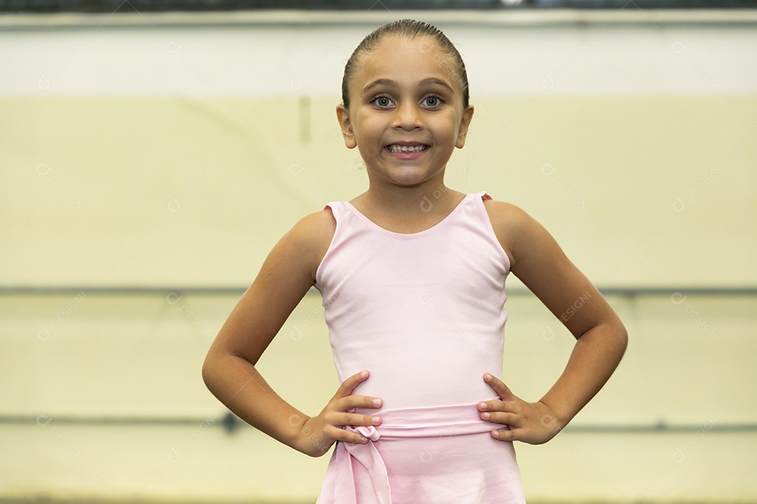 Linda menina sorridente praticando balé sobre escola de dança