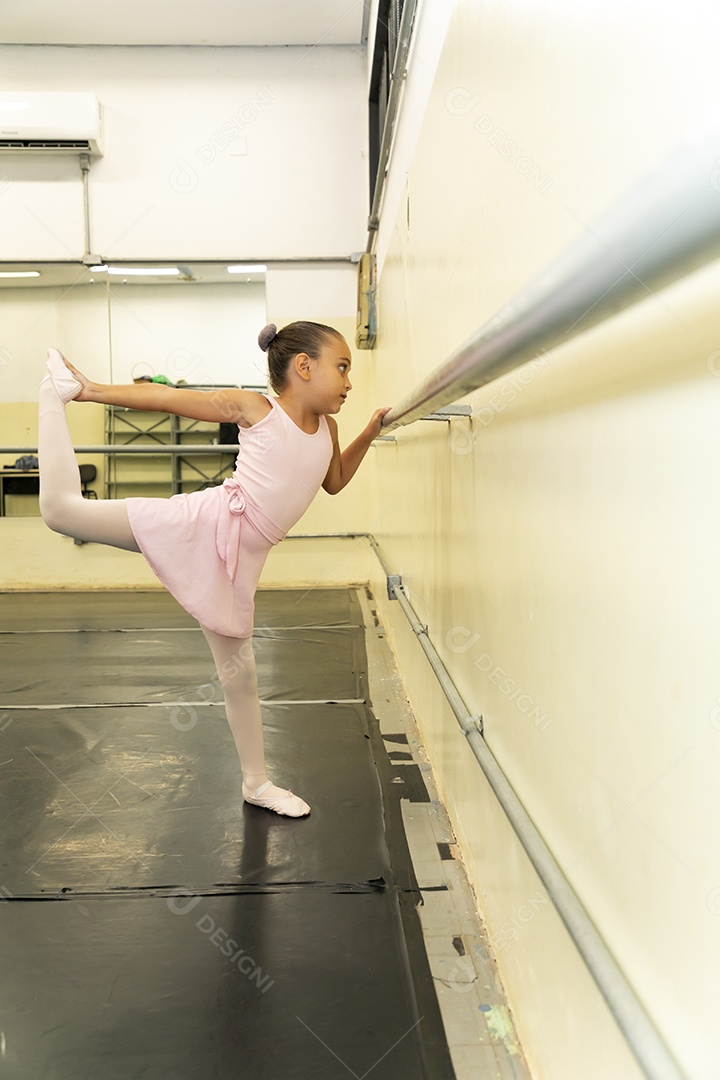 Linda menina sorridente praticando balé sobre escola de dança