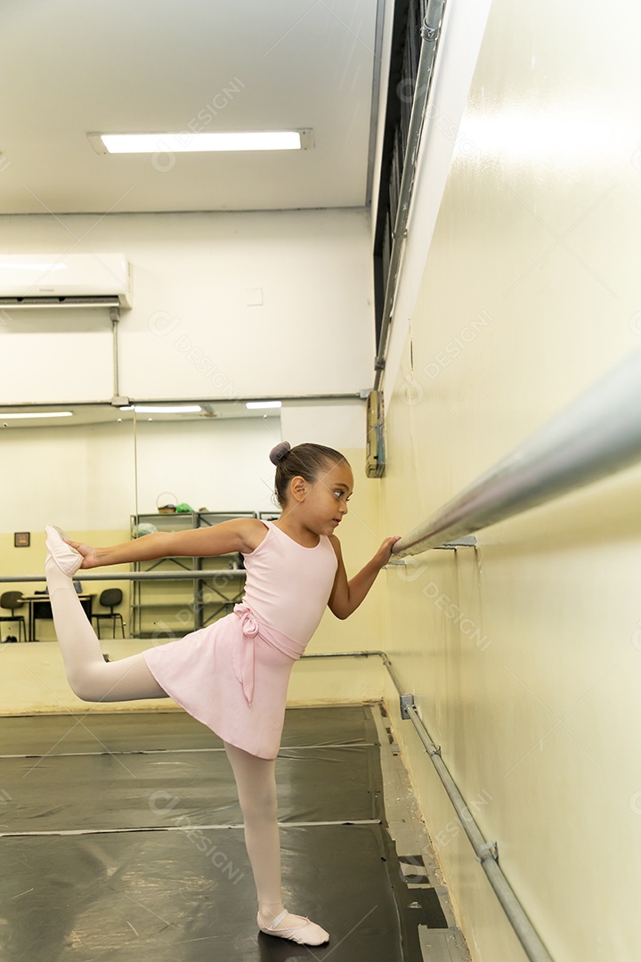 Linda menina sorridente praticando balé sobre escola de dança