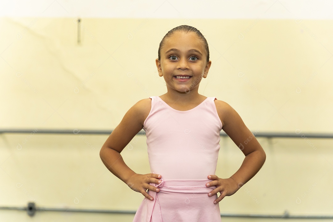 Linda menina sorridente praticando balé sobre escola de dança