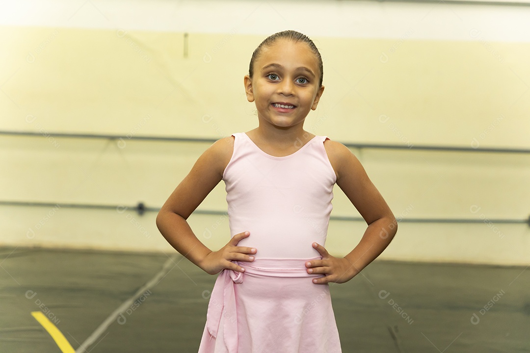 Linda menina sorridente praticando balé sobre escola de dança