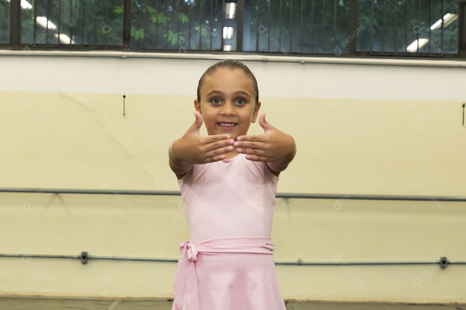 Linda menina sorridente praticando balé sobre escola de dança