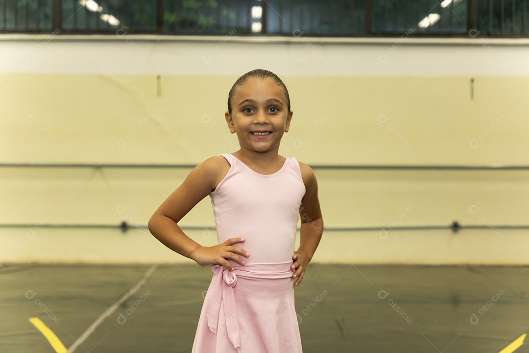 Linda menina sorridente praticando balé sobre escola de dança