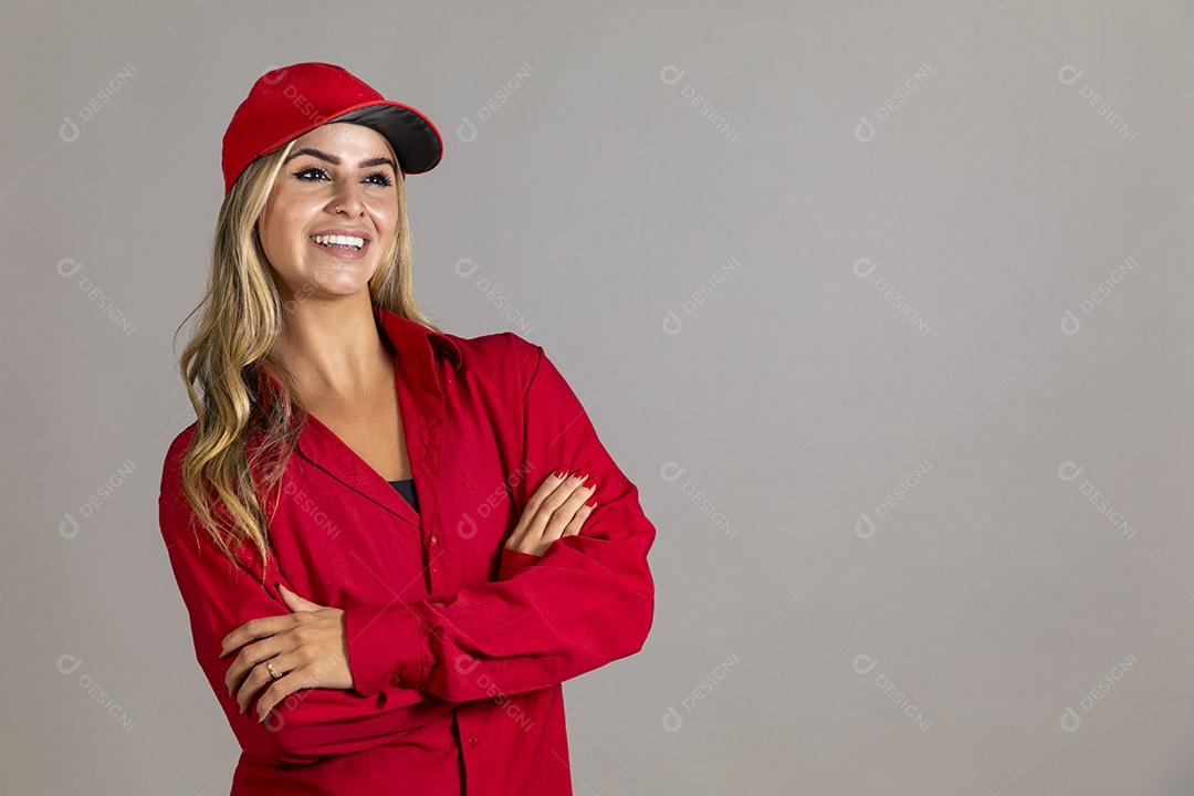 Bela mulher sorridente usando boné vermelho fazendo pose sobre fundo isolado