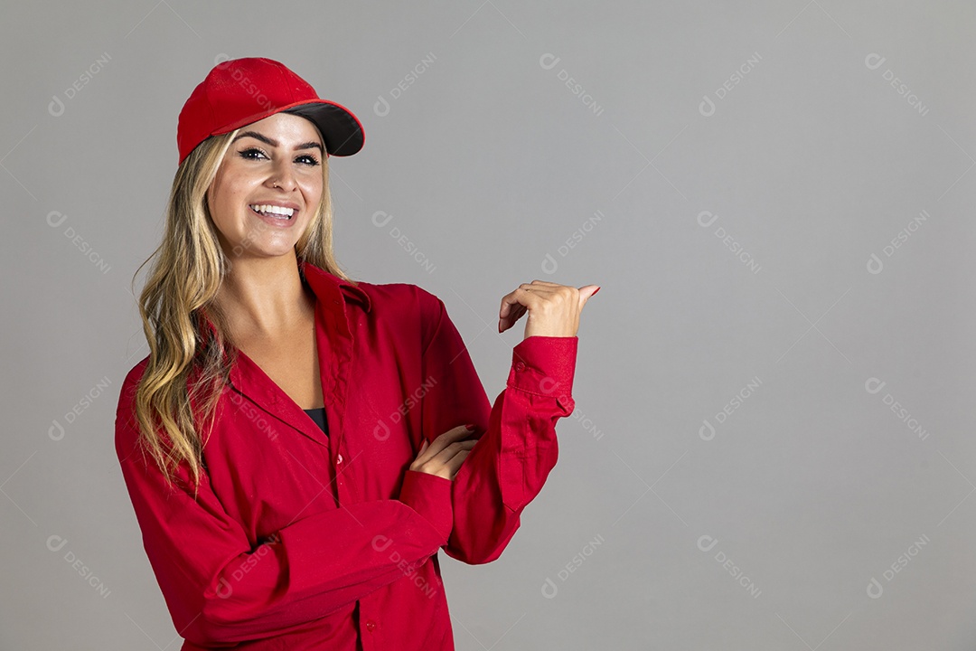 Bela mulher sorridente usando boné vermelho fazendo pose sobre fundo isolado