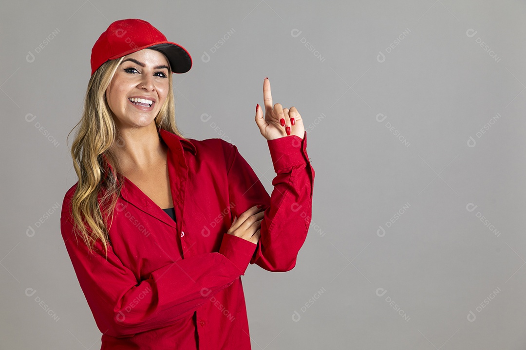Bela mulher sorridente usando boné vermelho fazendo pose sobre fundo isolado