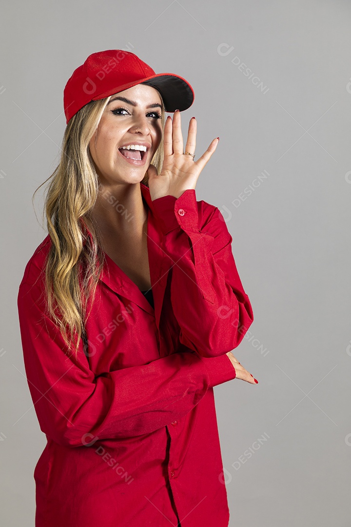 Bela mulher sorridente usando boné vermelho fazendo pose sobre fundo isolado