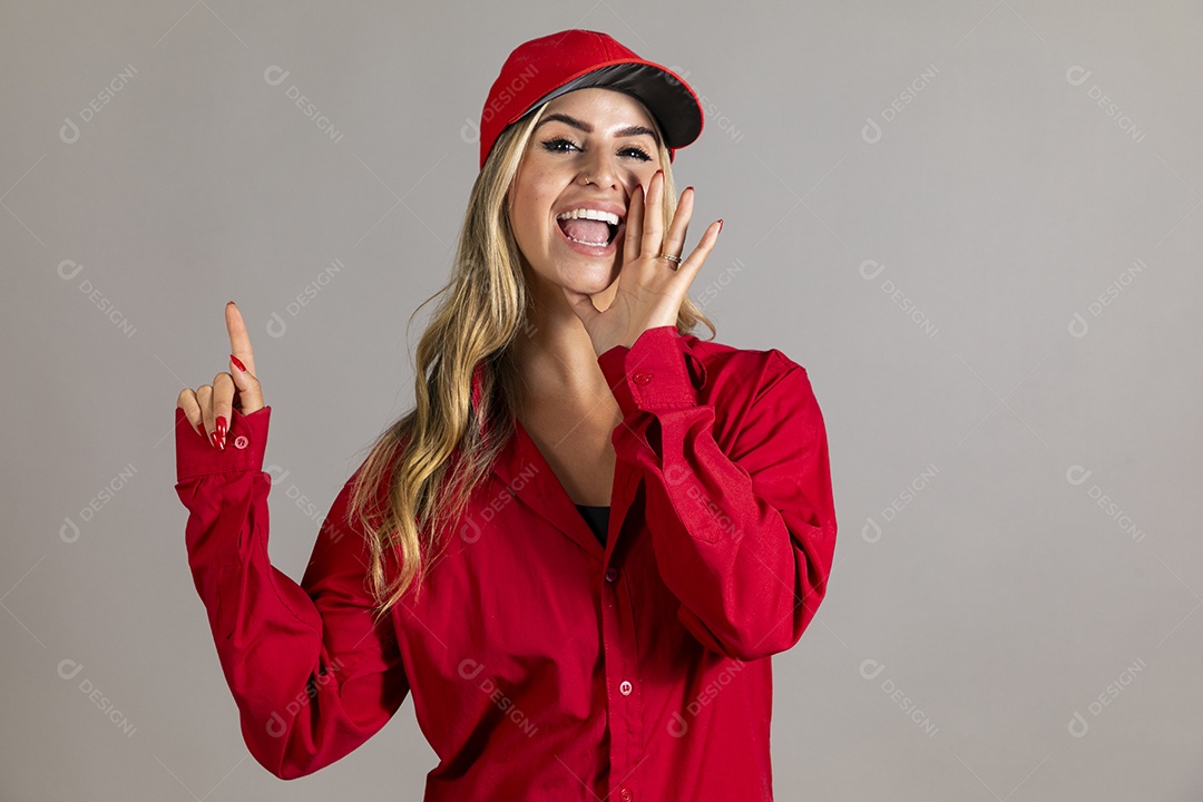 Bela mulher sorridente usando boné vermelho fazendo pose sobre fundo isolado