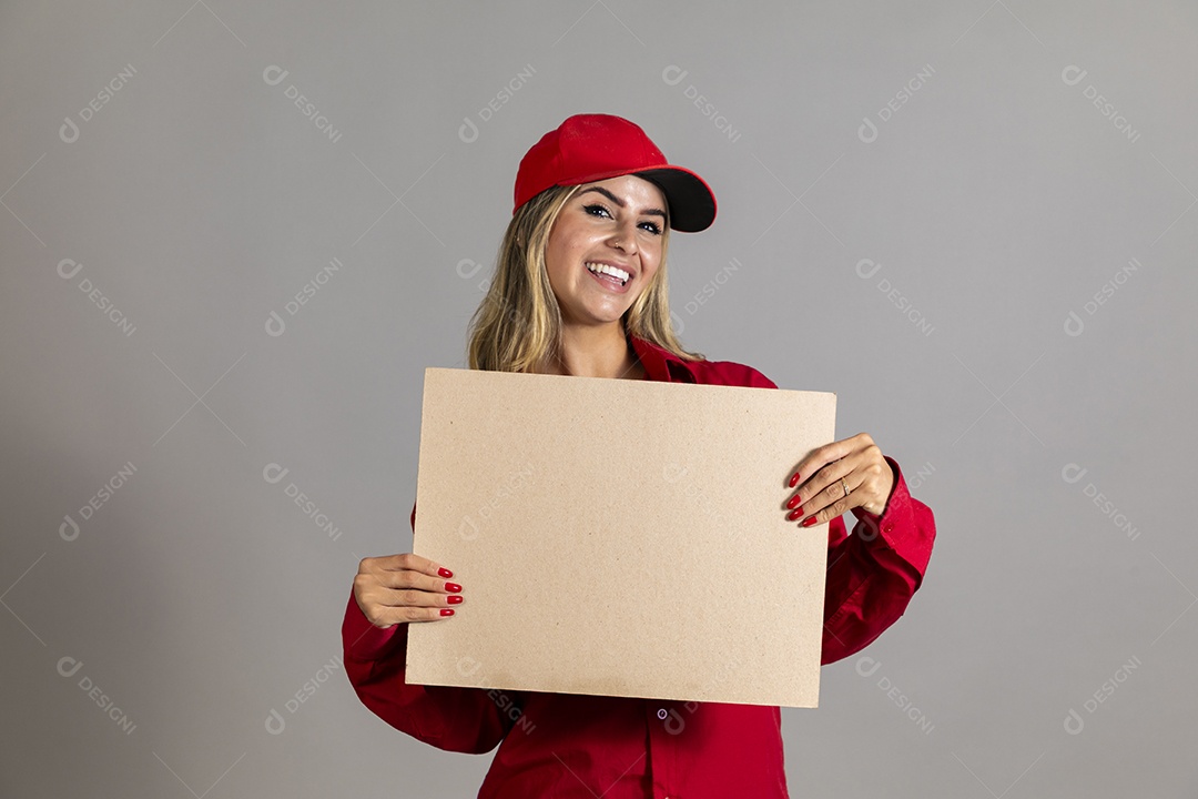 Bela mulher sorridente usando boné segurando papel em branco sobre fundo isolado