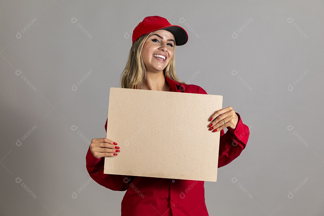 Bela mulher sorridente usando boné segurando papel em branco sobre fundo isolado