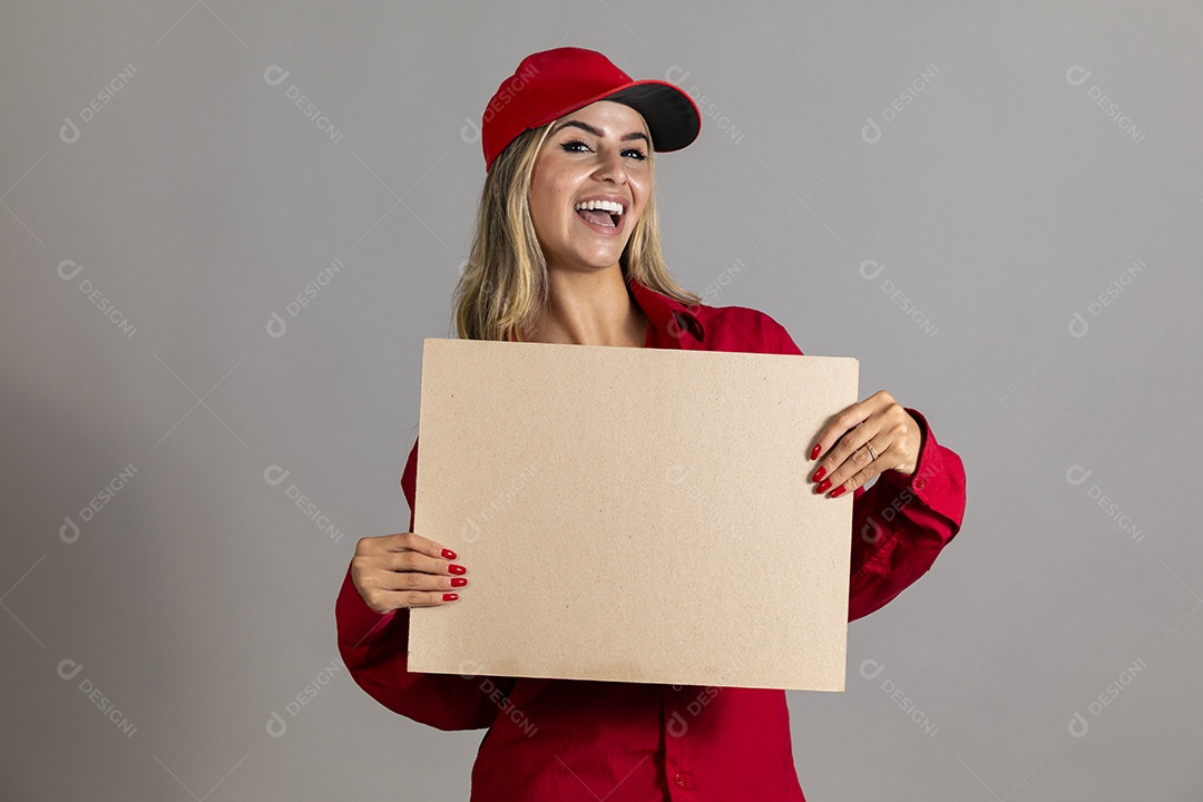 Bela mulher sorridente usando boné segurando papel em branco sobre fundo isolado