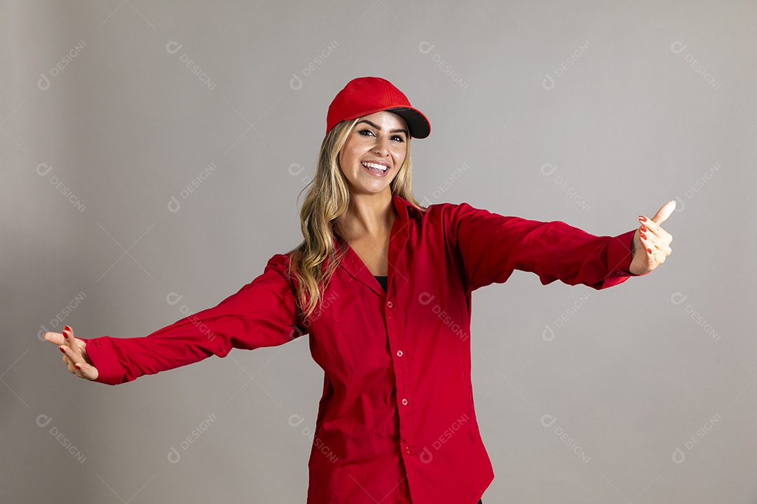 Bela mulher sorridente usando boné vermelho fazendo pose sobre fundo isolado
