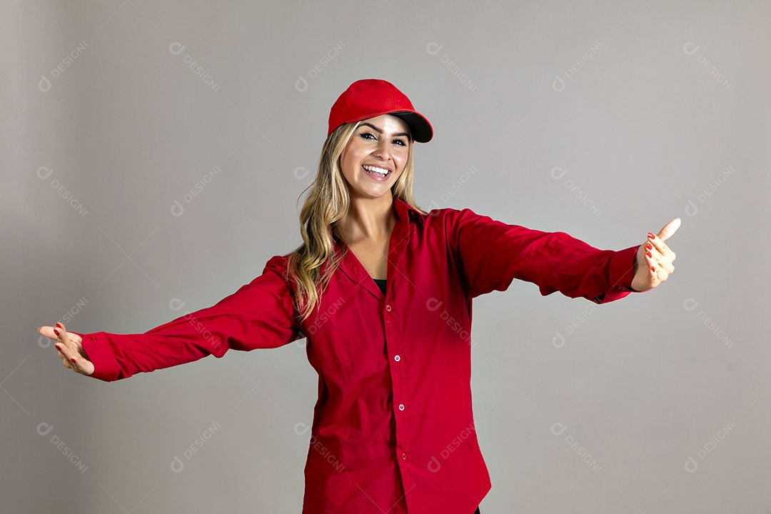 Bela mulher sorridente usando boné vermelho fazendo pose sobre fundo isolado