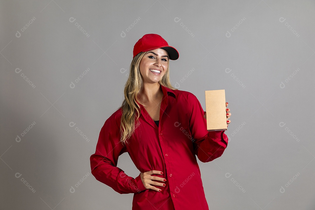 Bela mulher sorridente usando boné segurando um pequeno papel em branco sobre fundo isolado