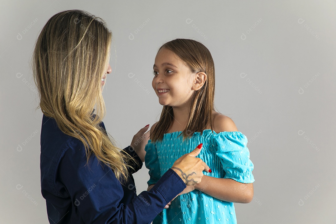 Lindo mãe e filha com olhar sorridente  sobre fundo isolado