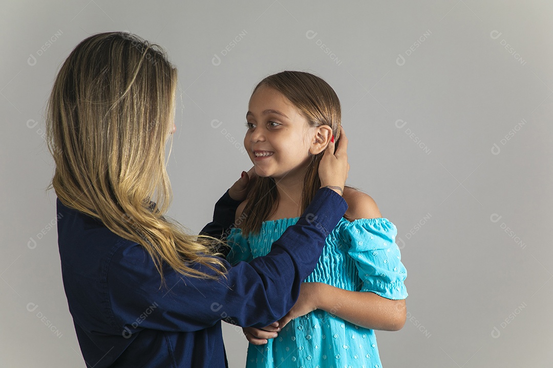 Lindo mãe e filha com olhar sorridente  sobre fundo isolado