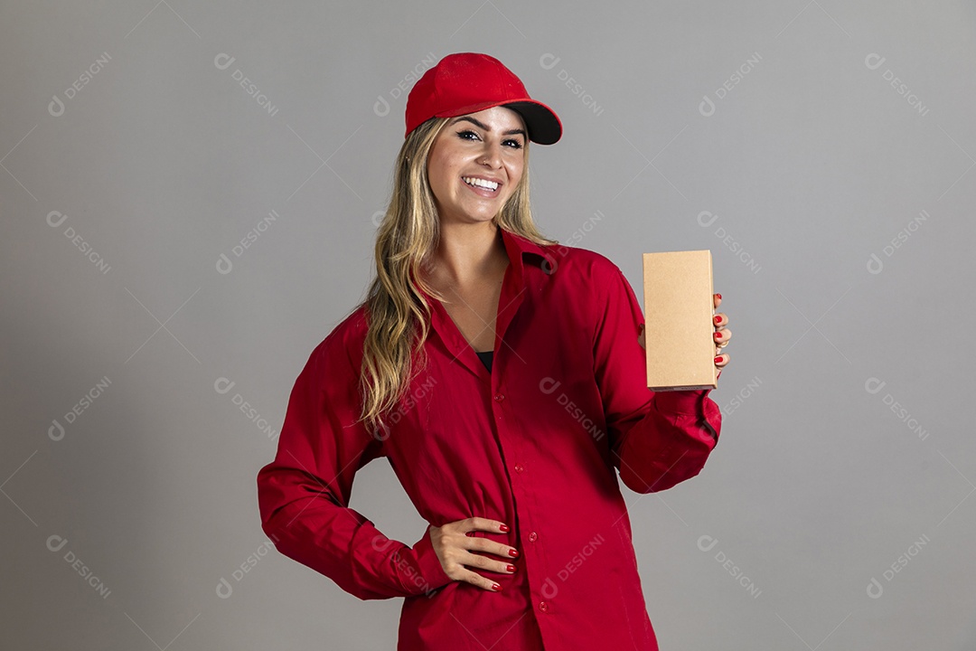 Bela mulher sorridente usando boné segurando um pequeno papel em branco sobre fundo isolado