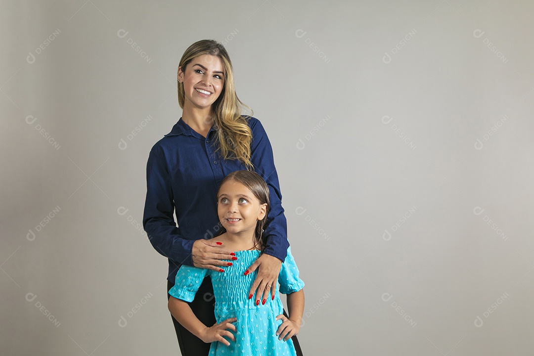Lindo mãe e filha sorridente se abraçando sobre fundo isolado
