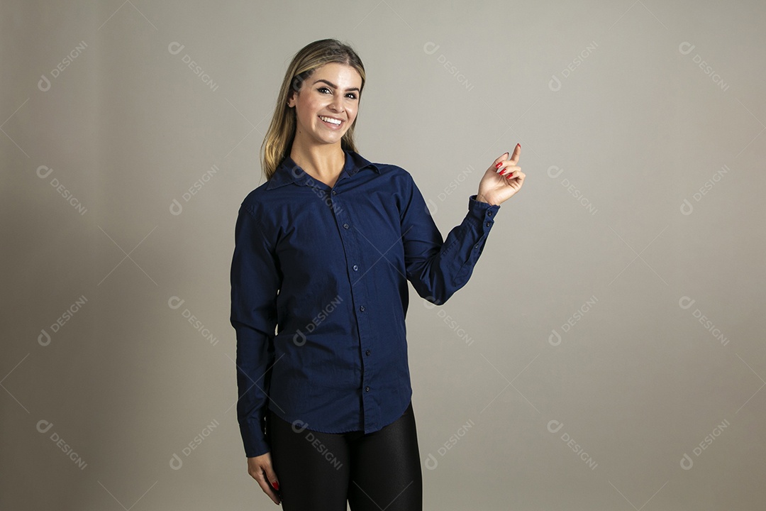 Linda mulher da pele clara usando camisa longa azul sobre fundo Isolado